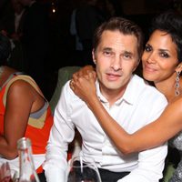 Olivier Martinez y Halle Berry cenando abrazados