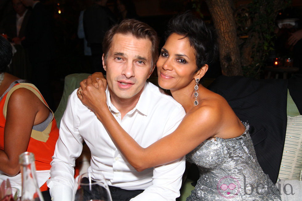 Olivier Martinez y Halle Berry cenando abrazados