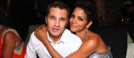 Olivier Martinez y Halle Berry cenando abrazados