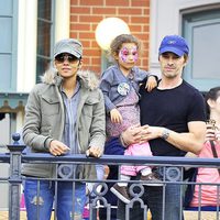 Halle Berry con su hija disfrazada y su novio Olivier Martínez 