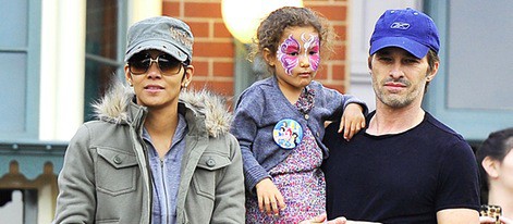 Halle Berry con su hija disfrazada y su novio Olivier Martínez 