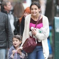 Katie Holmes y Suri Cruise poniendo caras raras