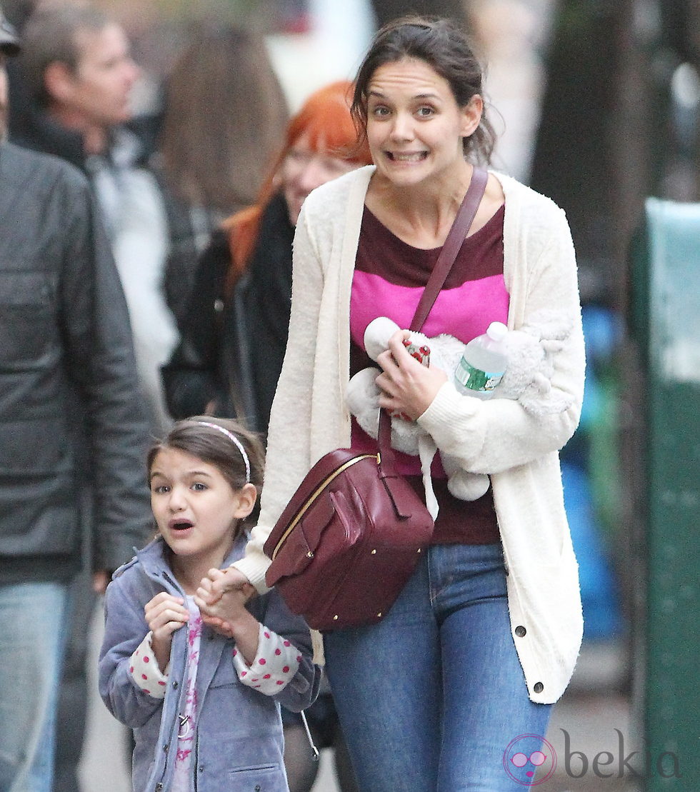 Katie Holmes y Suri Cruise poniendo caras raras