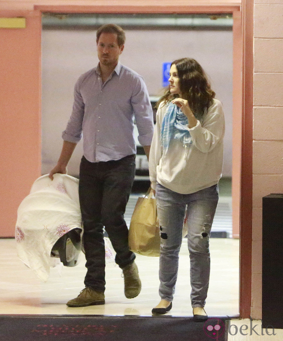 Drew Barrymore y Will Kopelman llevan a su hija Olive a una revisión médica