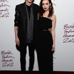 Jamie Campbell y Lily Collins en los British Fashion Awards 2012