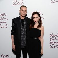 Jamie Campbell y Lily Collins en los British Fashion Awards 2012