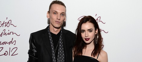 Jamie Campbell y Lily Collins en los British Fashion Awards 2012