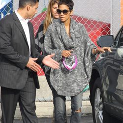 Halle Berry rodeada de personal de seguridad días después de la pelea