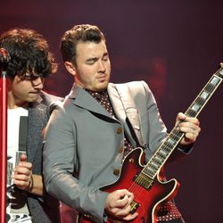 Joe Jonas y Kevin Jonas cantando en el concierto que ofrecieron en Los Ángeles