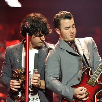 Joe Jonas y Kevin Jonas cantando en el concierto que ofrecieron en Los Ángeles