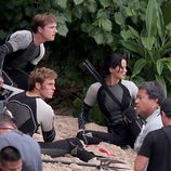 Sam Claflin, Jennifer Lawrence y Josh Hutcherson en posición de alerta