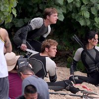 Sam Claflin, Jennifer Lawrence y Josh Hutcherson en posición de alerta