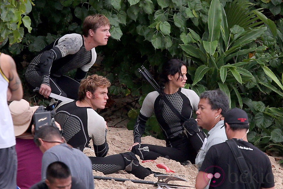 Sam Claflin, Jennifer Lawrence y Josh Hutcherson en posición de alerta