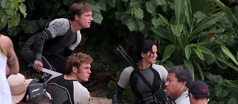 Sam Claflin, Jennifer Lawrence y Josh Hutcherson en posición de alerta