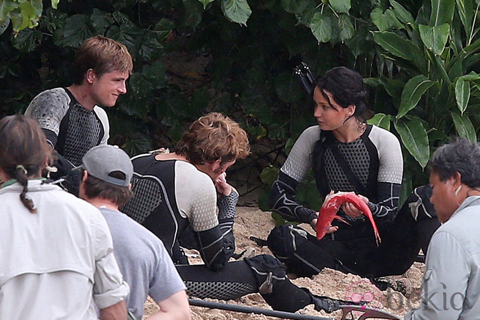 Sam Claflin, Jennifer Lawrence y Josh Hutcherson comen pescado en 'Los Juegos del Hambre: En llamas'