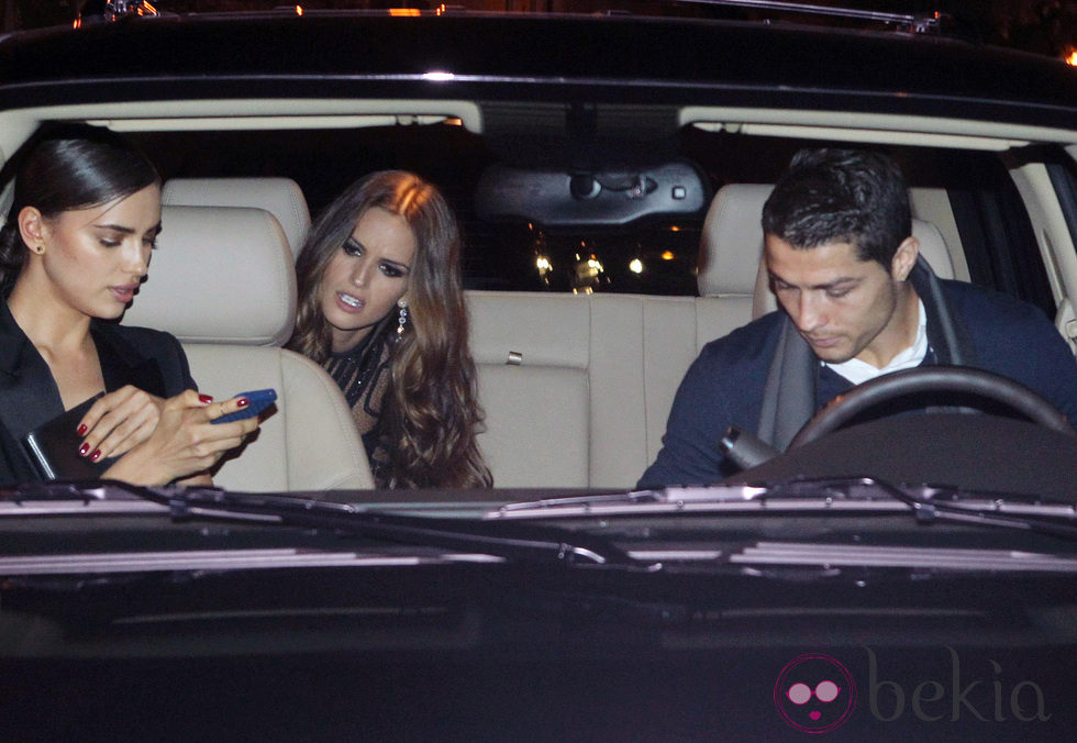 Cristiano Ronaldo recoge a Irina Shayk e Izabel Goulart de la fiesta Vogue España