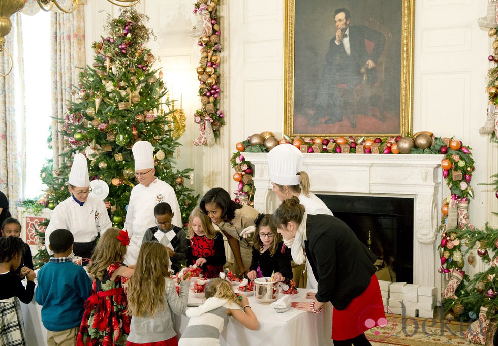 Michelle Obama con los hijos de familias militares preparando dulces navideños