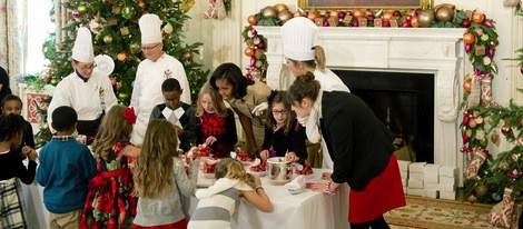 Michelle Obama con los hijos de familias militares preparando dulces navideños