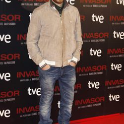 Álvaro Cervantes en el estreno de 'Invasor' en Madrid