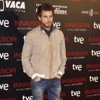 Álvaro Cervantes en el estreno de 'Invasor' en Madrid