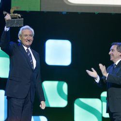 Luis del Olmo recoge su galardón junto a Iñaki Gabilondo en los Premios Ondas 2012