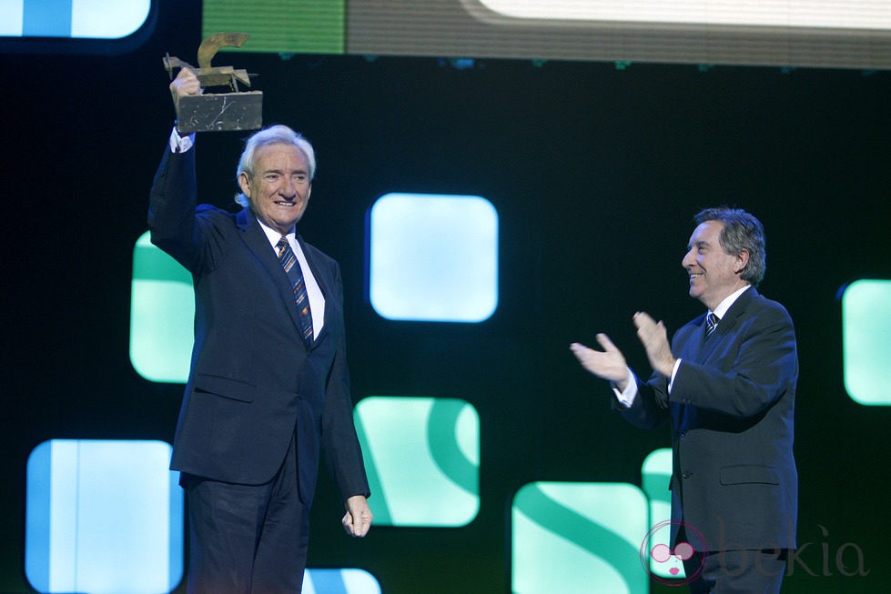 Luis del Olmo recoge su galardón junto a Iñaki Gabilondo en los Premios Ondas 2012