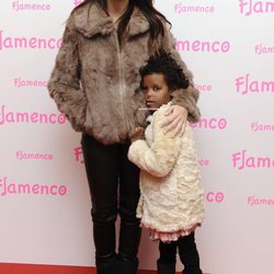 Melanie Olivares con su hija Martina en el 15 aniversario de la firma Flamenco