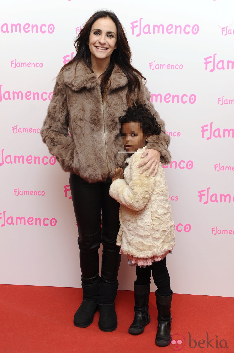 Melanie Olivares con su hija Martina en el 15 aniversario de la firma Flamenco