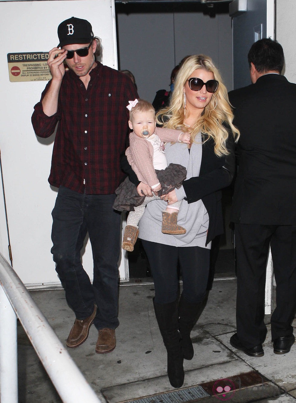 Jessica Simpson con su hija Maxwell Drew y Eric Johnson tras los rumores de embarazo