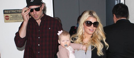 Jessica Simpson con su hija Maxwell Drew y Eric Johnson tras los rumores de embarazo