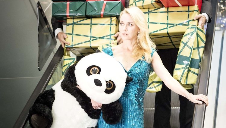 Naomi Watts en una imagen del spot de Navidad 2012 de El Corte Inglés