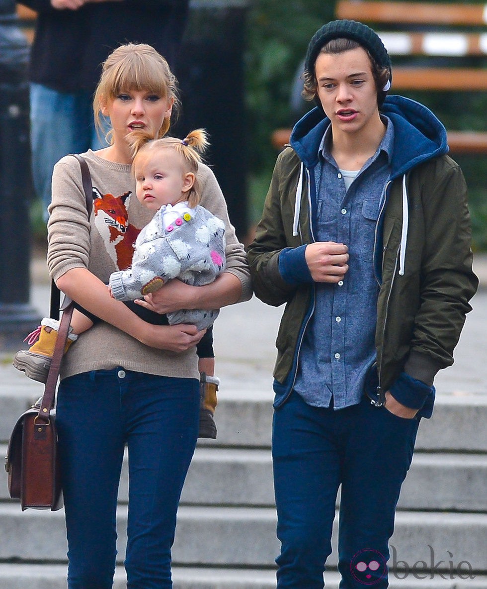 Harry Styles y Taylor Swift con el bebé de unos amigos