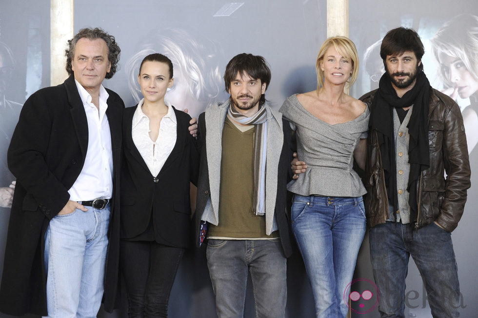 José Coronado, Aura Garrido, Oriol Paulo, Belén Rueda y Hugo Silva en la presentación de 'El cuerpo' en Madrid