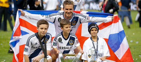 David Beckham celebra la Liga de Los Angeles Galaxy con Brooklyn, Romeo y Cruz