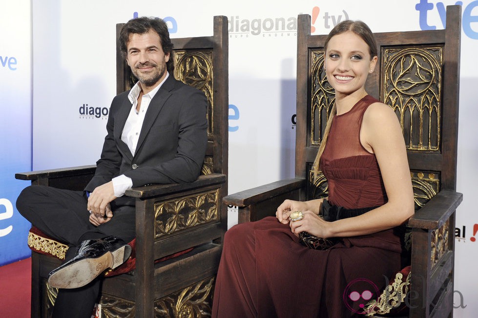 Michelle Jenner y Rodolfo Sancho celebran el último capítulo de la primera temporada de 'Isabel'