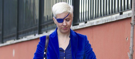 María de Villota de camino a dar su primera rueda de prensa tras el accidente