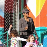 Halle Berry recoge a su hija Nahla Aubry del colegio