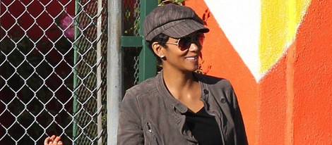 Halle Berry recoge a su hija Nahla Aubry del colegio