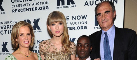 Taylor Swift posando con la familia Kennedy en la gala RFK 2012 en Nueva York