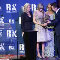 Los Kennedy entregan un premio a Taylor Swift en la gala RFK 2012 en Nueva York