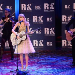 Taylor Swift cantando en la gala RFK 2012 en Nueva York