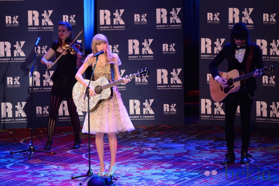 Taylor Swift cantando en la gala RFK 2012 en Nueva York