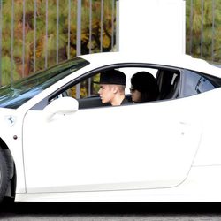 Justin Bieber da una vuelta a Selena Gomez en su Ferrari blanco