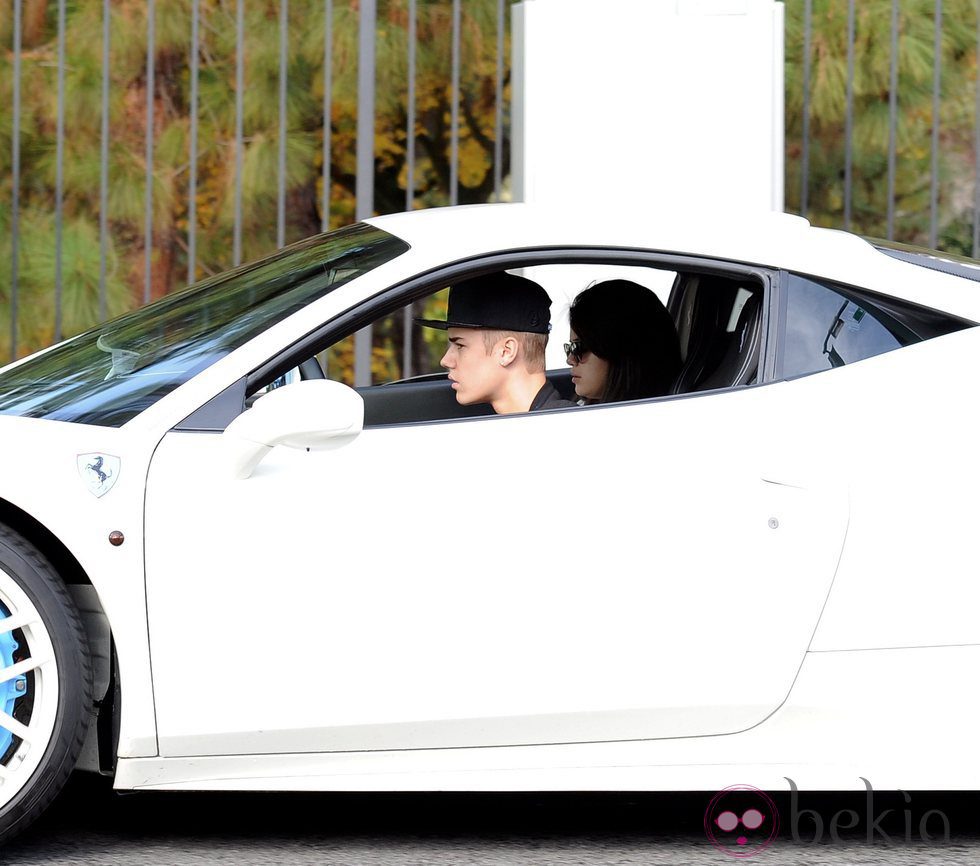 Justin Bieber da una vuelta a Selena Gomez en su Ferrari blanco