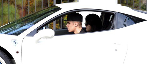 Justin Bieber da una vuelta a Selena Gomez en su Ferrari blanco