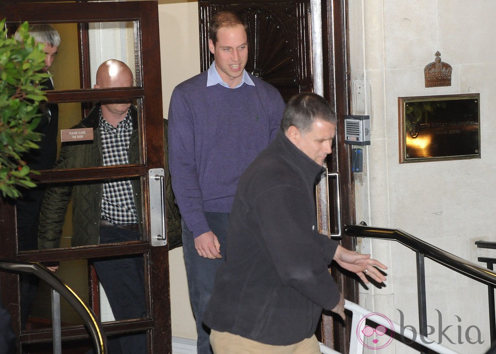 El Príncipe Guillermo visita a Kate Middleton en el hospital