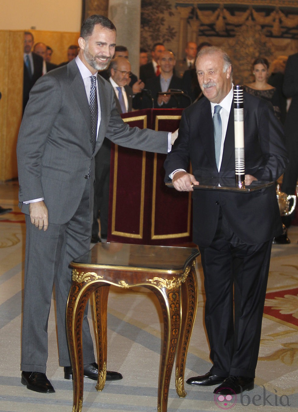 El Príncipe Felipe entrega uno de los Premios Nacionales del Deporte 2011 a Vicente del Bosque