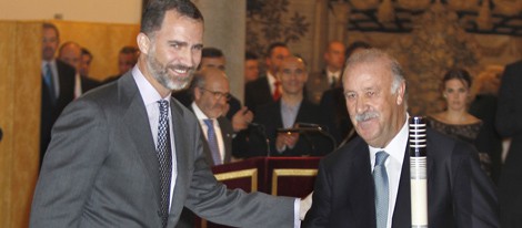 El Príncipe Felipe entrega uno de los Premios Nacionales del Deporte 2011 a Vicente del Bosque