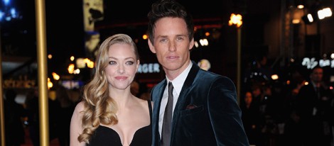 Amanda Seyfried y Eddie Redmayne en el estreno de 'Los Miserables' en Londres