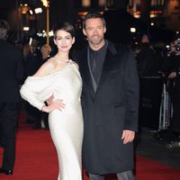 Anne Hathaway y Hugh Jackman en el estreno de 'Los Miserables' en Londres